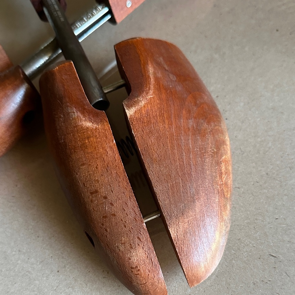 TOCHESTER Adjustable Men's Shoe Trees - Brown Wooden Finish - Picture 6 of 9